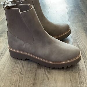 DV by Dolce Vita Lobera Chelsea Boot New Size 9